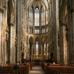 Εσωτερικό μεγάλου καθολικού ναού στη Γερμανία με πιστούς κατά τη διάρκεια λειτουργίας