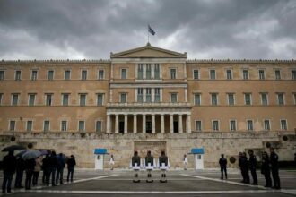 Το κτίριο της Βουλής των Ελλήνων κατά τη διάρκεια θεσμικών διαδικασιών για τον έλεγχο ευρωπαϊκών κεφαλαίων