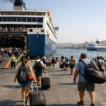 Zahlreiche Passagiere und Fahrzeuge verlassen eine große Fähre am Hafen von Piräus nach den Osterfeiertagen.