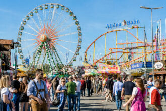 Πολίτες διασκεδάζουν στο Stuttgarter Frühlingsfest σε μια ηλιόλουστη ημέρα