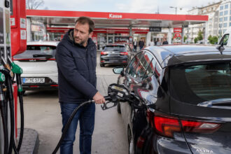 Οδηγός γεμίζει το αυτοκίνητό του με καύσιμα σε πρατήριο στη Γερμανία εν μέσω μείωσης του φόρου ενέργειας