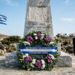 Ein offizieller Kranz liegt an einem griechischen Denkmal für die Opfer des Zweiten Weltkriegs.