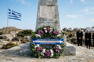 Ein offizieller Kranz liegt an einem griechischen Denkmal für die Opfer des Zweiten Weltkriegs.