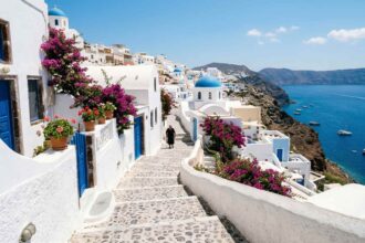 Παραδοσιακό κυκλαδίτικο τοπίο με λευκά σπίτια δίπλα στη θάλασσα