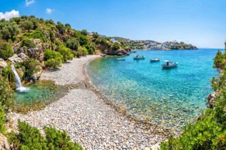 Φυσικό τοπίο της Σάμου με καταρράκτες και καταπράσινη βλάστηση που αναδεικνύεται σε κορυφαίο προορισμό