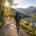 Έλληνας πεζοπόρος περπατάει σε μονοπάτι στη Βαυαρία με σακίδιο πλάτης