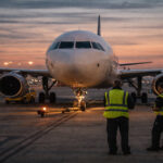Ein Flugzeug der AEGEAN am Flughafen Eleftherios Venizelos in Athen, bereit für den Transport des Heiligen Feuers.