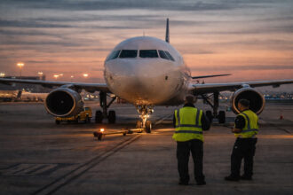 Ein Flugzeug der AEGEAN am Flughafen Eleftherios Venizelos in Athen, bereit für den Transport des Heiligen Feuers.