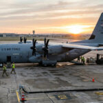 Ein Transportflugzeug der griechischen Luftwaffe auf dem Rollfeld am frühen Morgen
