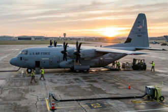 Ein Transportflugzeug der griechischen Luftwaffe auf dem Rollfeld am frühen Morgen