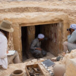Forscher untersuchen vorsichtig eine antike Mumie in einer ägyptischen Ausgrabungsstätte