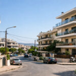Modernes Wohnhaus in Griechenland mit Blick auf das Meer im Hintergrund