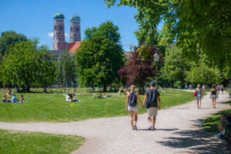 Ηλιόλουστο πάρκο στη Βαυαρία με πολίτες να απολαμβάνουν τον ανοιξιάτικο καιρό ενόψει της Πρωτομαγιάς