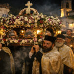 Eine feierliche Karfreitagsprozession in Griechenland mit dem blumengeschmückten Epitaph und brennenden Kerzen in der Nacht.