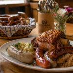 Γεύμα με ψητό κρέας και λουκάνικα σε παραδοσιακό εστιατόριο της Γερμανίας