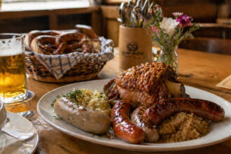 Γεύμα με ψητό κρέας και λουκάνικα σε παραδοσιακό εστιατόριο της Γερμανίας
