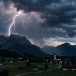 Έντονη ηλεκτρική καταιγίδα με κεραυνούς πάνω από αλπικό τοπίο στη Βαυαρία