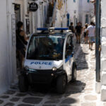 Ein sehr kompaktes Polizei-Elektroauto in den Gassen der griechischen Insel Chalki.
