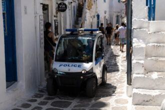Ein sehr kompaktes Polizei-Elektroauto in den Gassen der griechischen Insel Chalki.