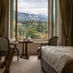 Πολυτελές δωμάτιο ξενοδοχείου με κλασική επίπλωση και θέα στο δάσος στη Γερμανία