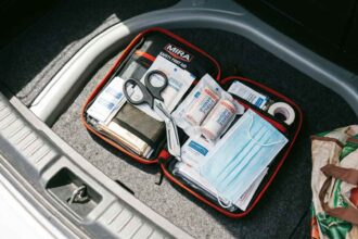 Κουτί πρώτων βοηθειών ανοιχτό μέσα στο αυτοκίνητο με τον υποχρεωτικό ιατρικό εξοπλισμό