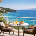 Eine moderne Ferienwohnung mit Blick auf das Ionische Meer an einem sonnigen Tag in Griechenland