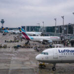 Επιβατικά αεροσκάφη σταθμευμένα σε μεγάλο ευρωπαϊκό αεροδρόμιο την ώρα της επιβίβασης