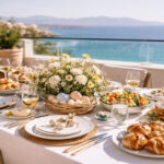 Ein festlich gedeckter Ostertisch auf einer Restaurantterrasse in Athen mit Blick auf das Meer.