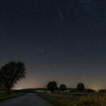 Νυχτερινός ουρανός με αστέρια και φωτεινά ίχνη διαττόντων πάνω από δασική περιοχή της Γερμανίας