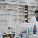 Eine Apotheke in Griechenland mit teilweise leeren Regalen für Medikamente