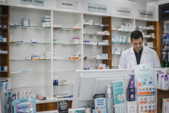 Eine Apotheke in Griechenland mit teilweise leeren Regalen für Medikamente