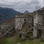 Verlassene Steinruinen in einer bergigen Landschaft in Nordgriechenland unter bewölktem Himmel