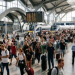 Πλήθος κόσμου σε ευρωπαϊκό σιδηροδρομικό σταθμό, αποτυπώνοντας την αύξηση του μεταναστευτικού πληθυσμού