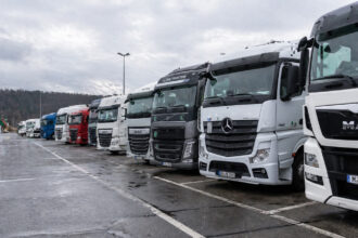 Σειρά από σταθμευμένα μεταχειρισμένα φορτηγά σε μεγάλο χώρο στάθμευσης στη Γερμανία