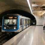 Eine Athener Metro fährt abends an der Station Syntagma ein, bereit für die letzten Passagiere