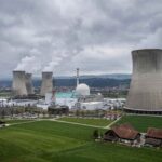 Εξωτερική όψη βιομηχανικών εγκαταστάσεων παραγωγής ενέργειας στην Ελβετία κάτω από συννεφιασμένο ουρανό