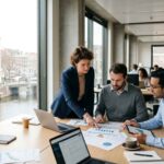 Εργαζόμενοι σε σύγχρονο γραφείο συζητούν για τον μέσο μισθό στην Ολλανδία το 2026