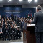 Κυβερνητικός αξιωματούχος στο βήμα διεθνούς οικονομικού συνεδρίου κατά τη διάρκεια ανακοινώσεων