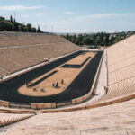 Historische Darstellung eines Leichtathletikwettbewerbs im Panathinaiko-Stadion in Athen