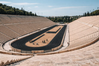 Historische Darstellung eines Leichtathletikwettbewerbs im Panathinaiko-Stadion in Athen