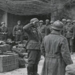 Historische Darstellung deutscher Soldaten vor antiken Ruinen in Griechenland