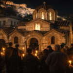 Eine festlich beleuchtete griechisch-orthodoxe Kirche im Zentrum von Athen während der Osterfeiertage bei Nacht