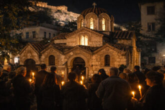 Eine festlich beleuchtete griechisch-orthodoxe Kirche im Zentrum von Athen während der Osterfeiertage bei Nacht