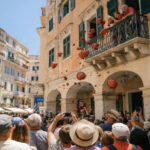 Rote Tonkrüge fallen an Ostern von einem traditionellen Balkon auf Korfu