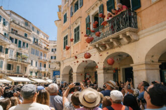 Rote Tonkrüge fallen an Ostern von einem traditionellen Balkon auf Korfu