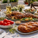 Ein gedeckter Tisch in Griechenland mit traditionellen Osterspeisen wie Lamm, Tsoureki und roten Eiern.