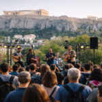 Musiker spielen vor historischer Kulisse in Athen anlässlich der Osterfeierlichkeiten.