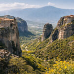 Eine Ansicht der imposanten Meteora-Klöster in Griechenland, die während der Osterzeit viele Besucher anziehen.
