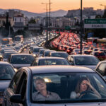 Dichter Verkehr und Stau auf einer mehrspurigen Straße in Athen während der Dämmerung.