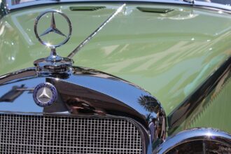 Οικονομικά διαγράμματα σε φόντο με στοιχεία της αυτοκινητοβιομηχανίας Mercedes στη Στουτγάρδη